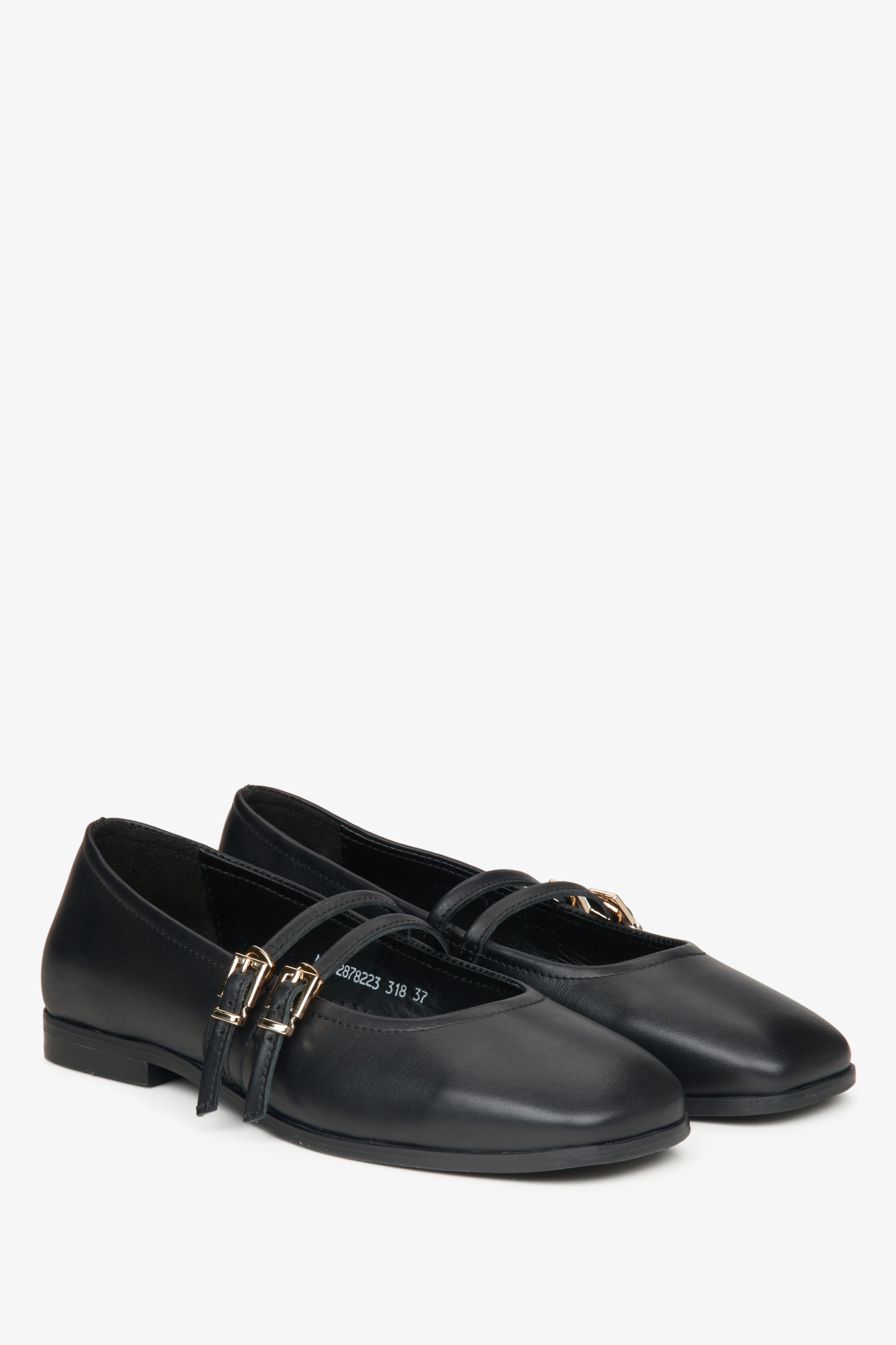 Estro women's black leather ballerinas with a buckle.