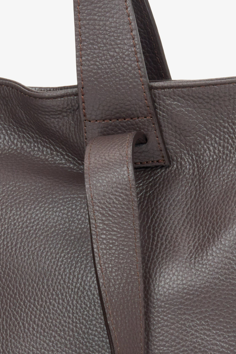 Large dark brown leather women's bag Estro - close-up of details.