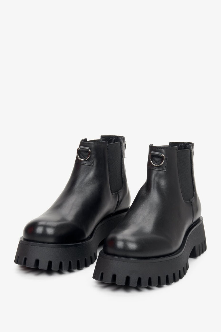 Women's fall leather ankle boots in black: slip-on, by Estro.