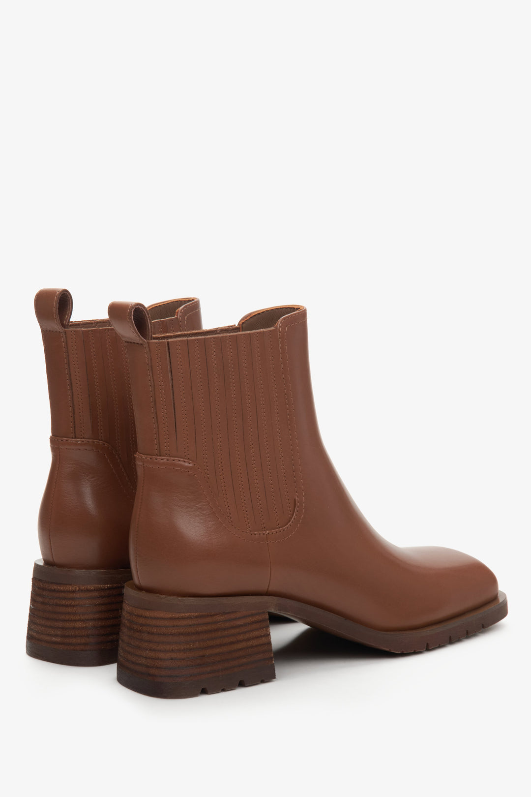 Women's low-heeled brown chelsea boots Estro - close-up on heel counter.