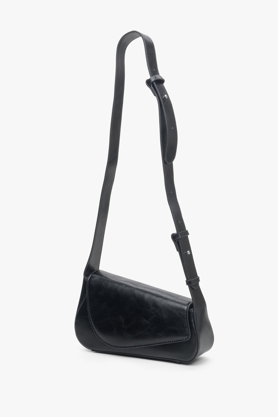 Estro's women's black baguette bag made of genuine leather.