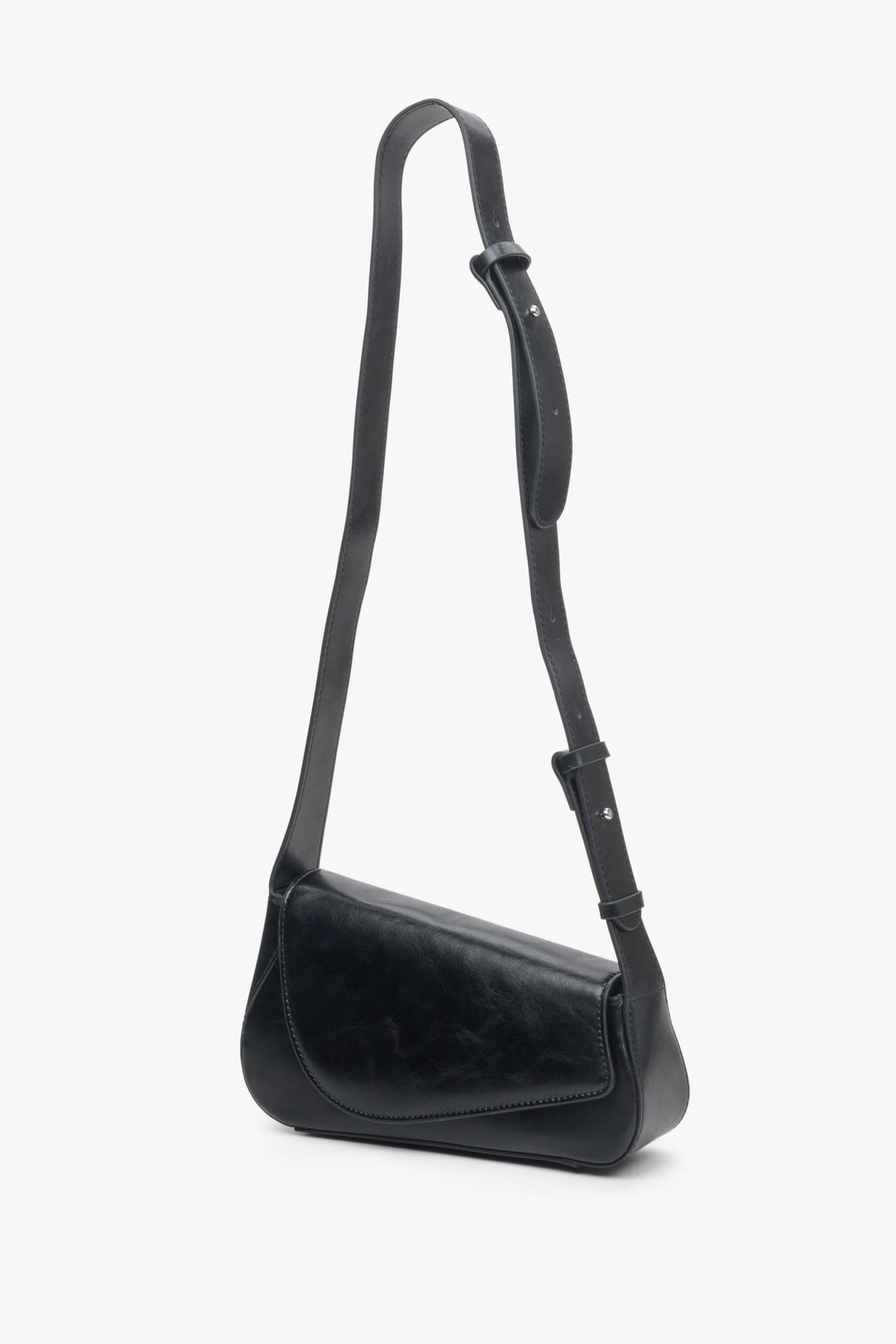 Estro's women's black bag made of genuine leather.