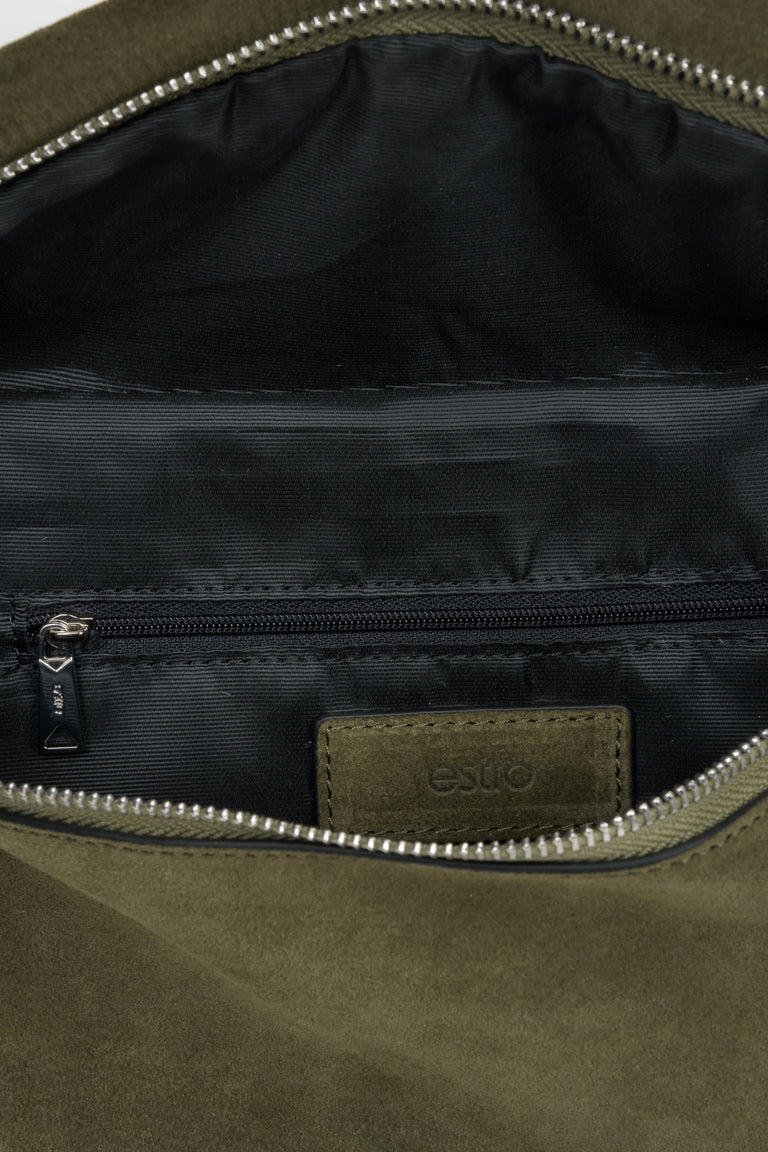 Stylish men's fanny pack made of dark green natural velour by Estro – interior view.