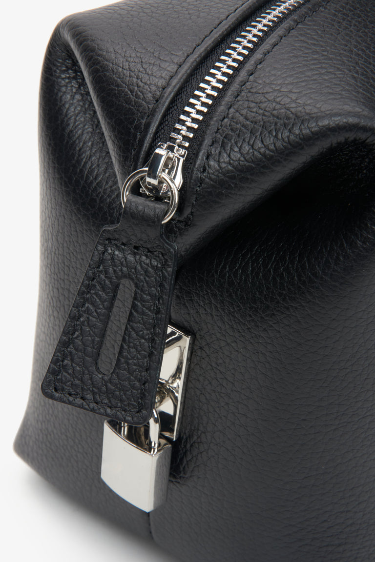 Women's satchel handbag in classic black, crafted from premium Italian natural leather, from Estro – details.