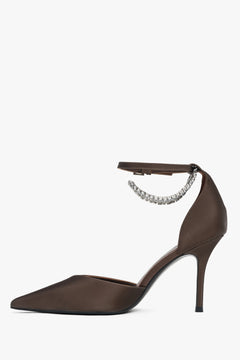 Elegant dark brown women's pumps made of textured leather.