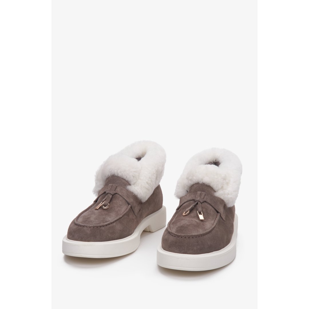 Grey low women's shoes with suede leather fur lining.