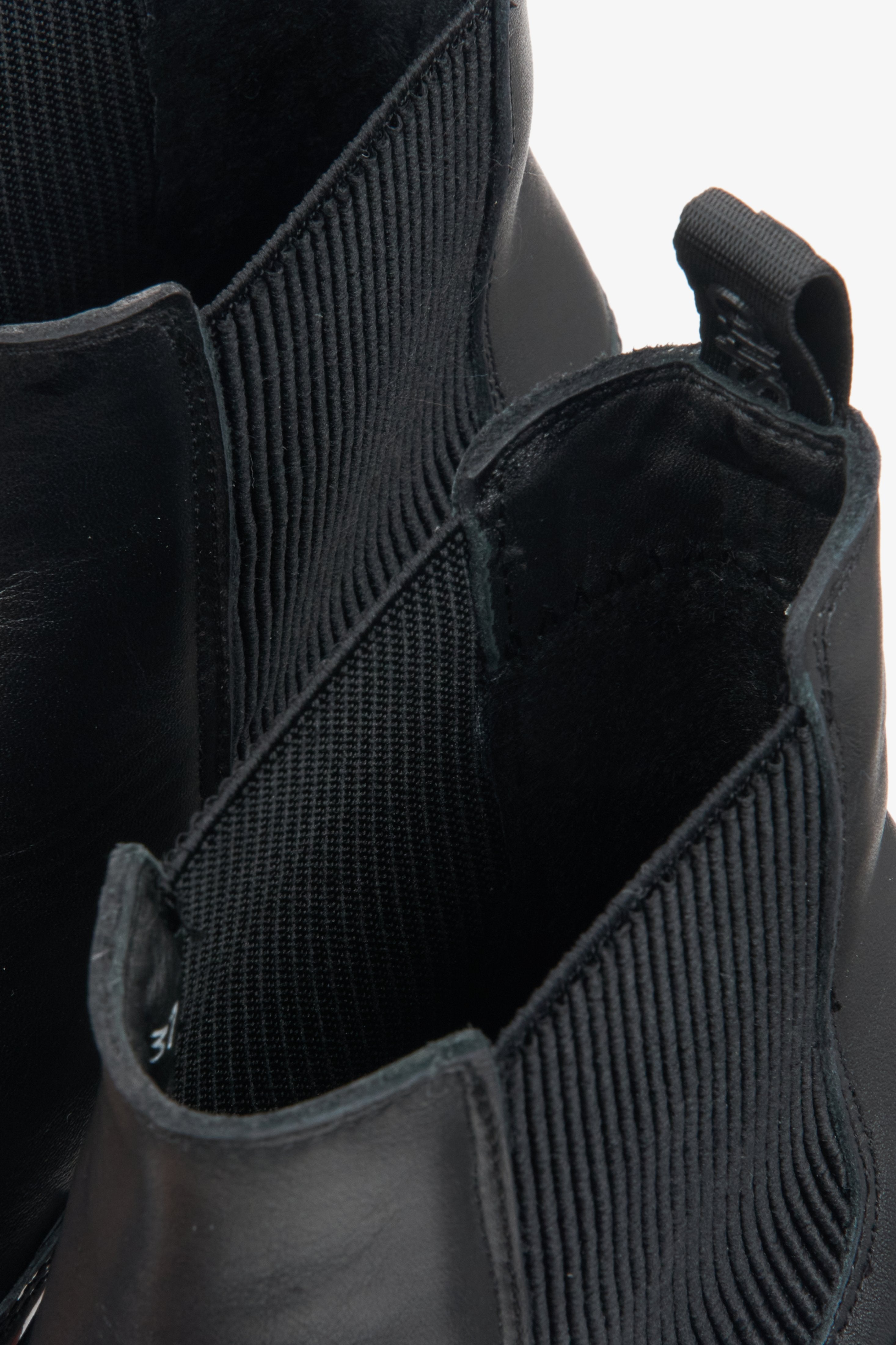 Black leather chelsea boots Estro - close-up of the interior.