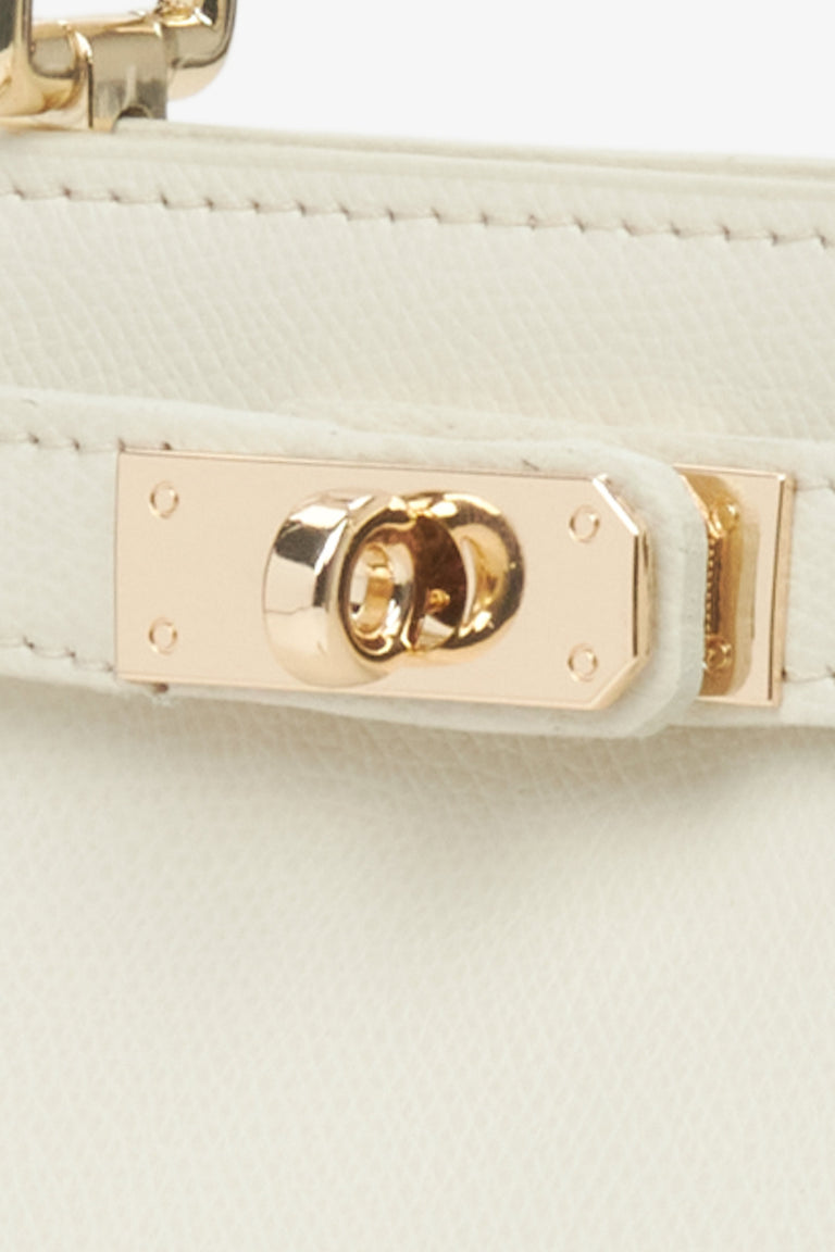 Light beige satchel created from Italian genuine leather by Premium Estro - close-up on the detail.