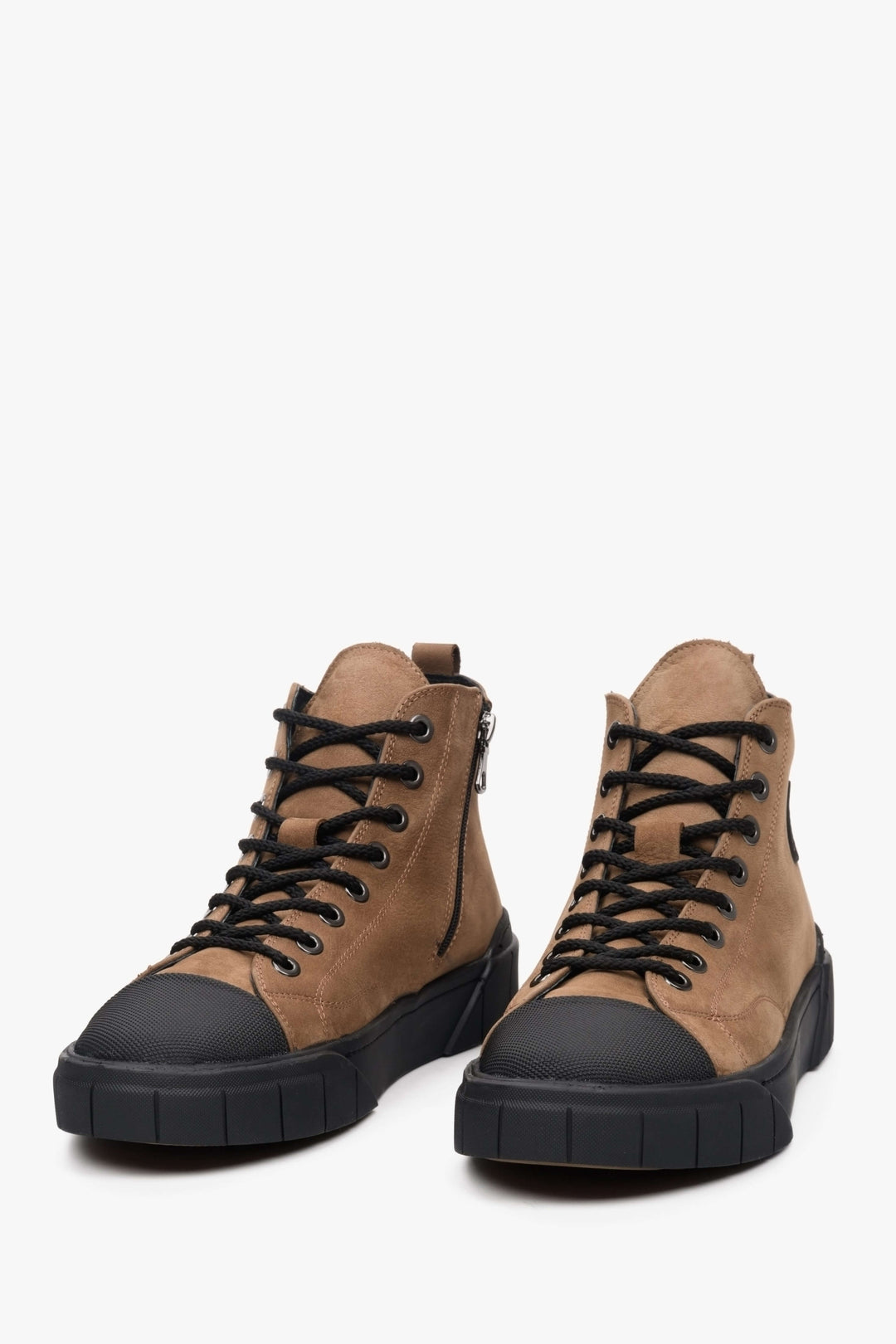 Estro brand men's lace-up winter sneakers in brown - presentation of shoe toe.