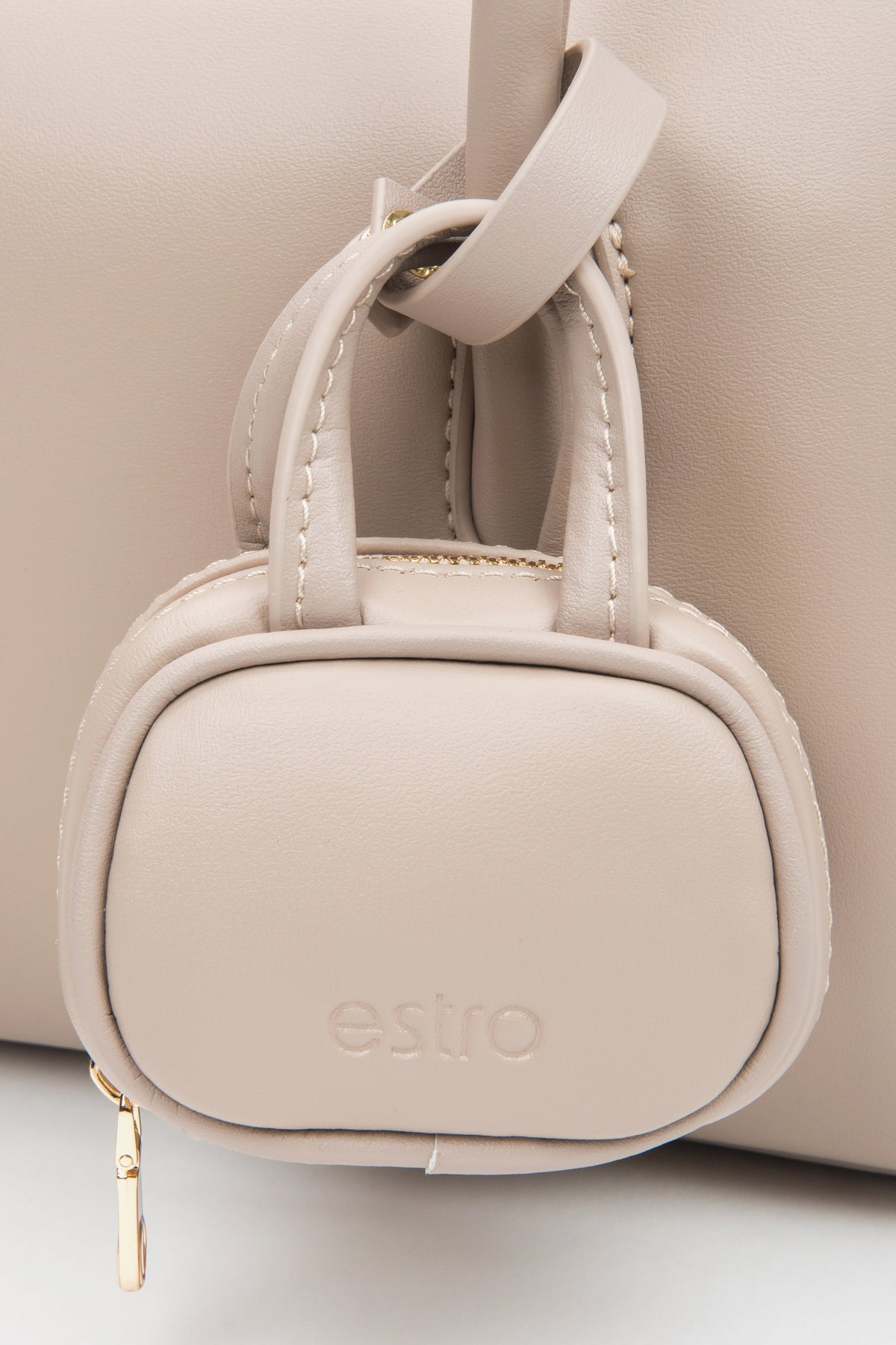 Beige leather women's handbag by Estro in a boxy shape – a combination of classic elegance and functional design, details.