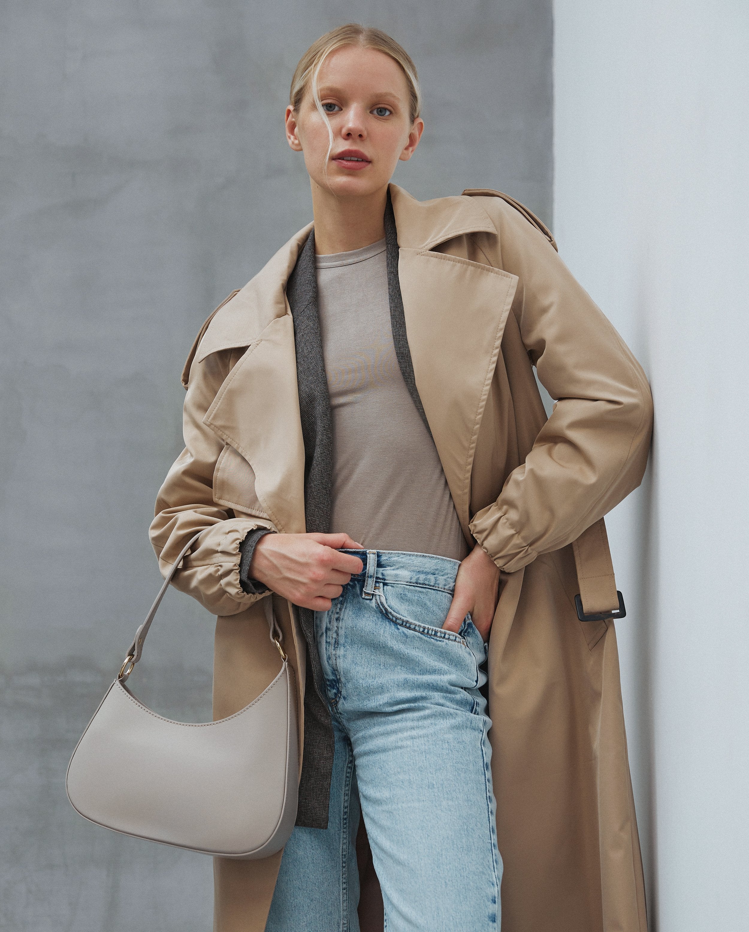 Women's Italian genuine leather shoulder bag in beige and grey - styling.