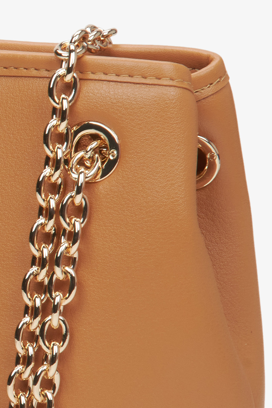 Women's brown chain bag Estro - a close-up on details.
