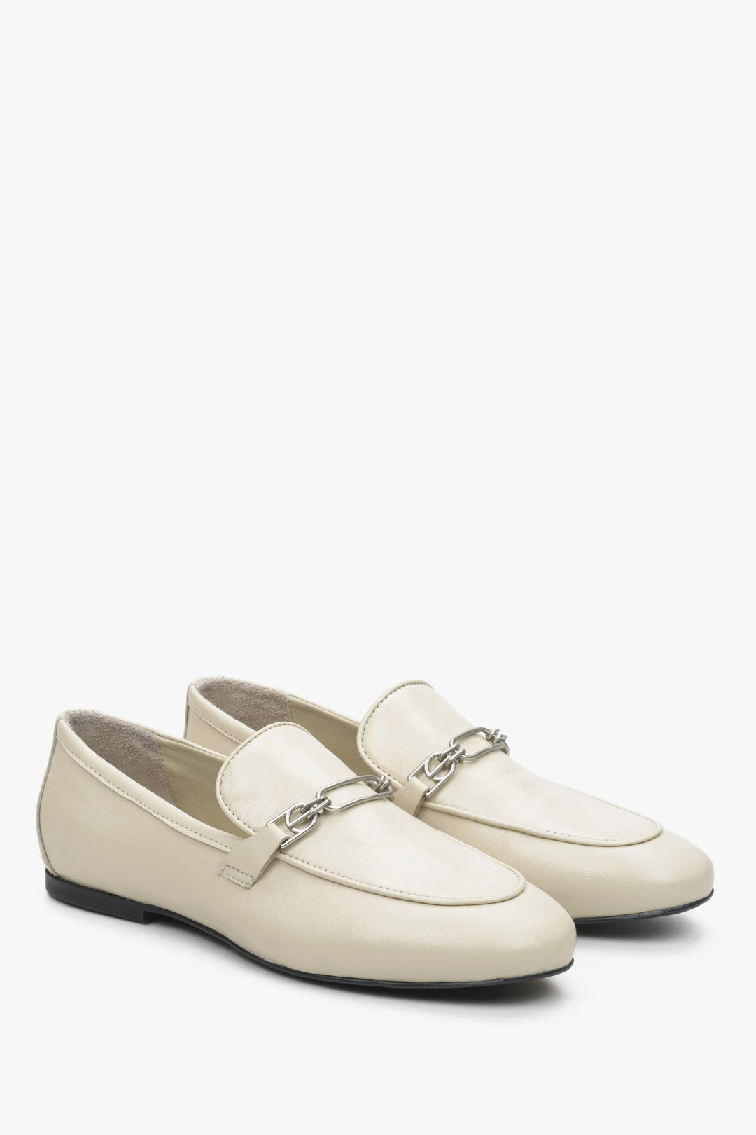 Women's Light Beige Leather Penny Loafers with a Silver Chain Estro ER00114386