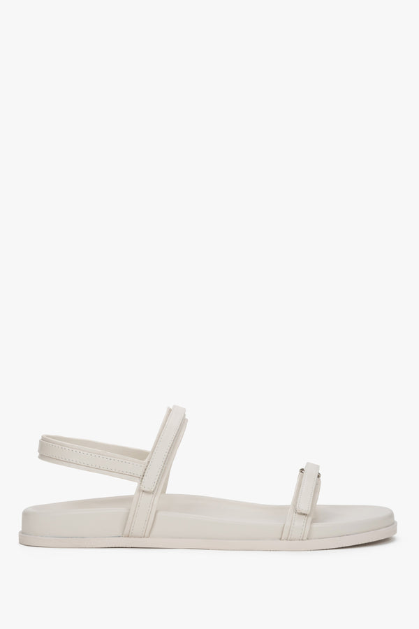 Women's off-white flat sandals made of genuine leather.