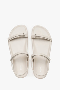 Flat sandals for women, featuring an off-white genuine leather upper and a flat sole.