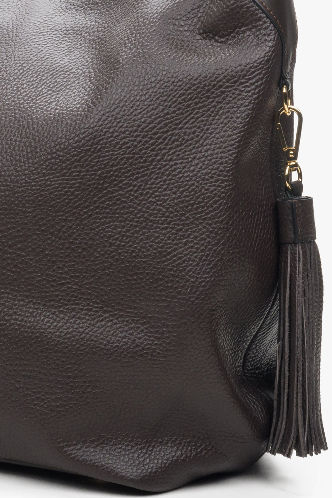 Women's dark brown bag by Estro in genuine leather - close-up on details.