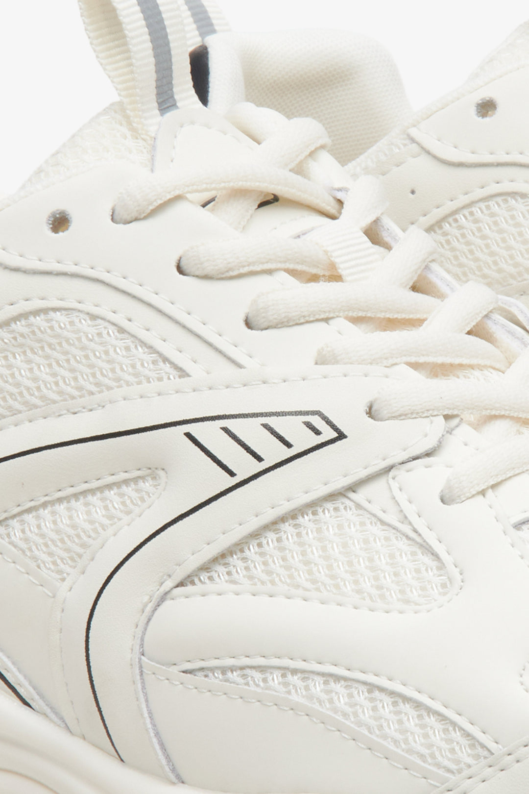 ES8 women's sporty sneakers in  beige colour - close-up on the details.