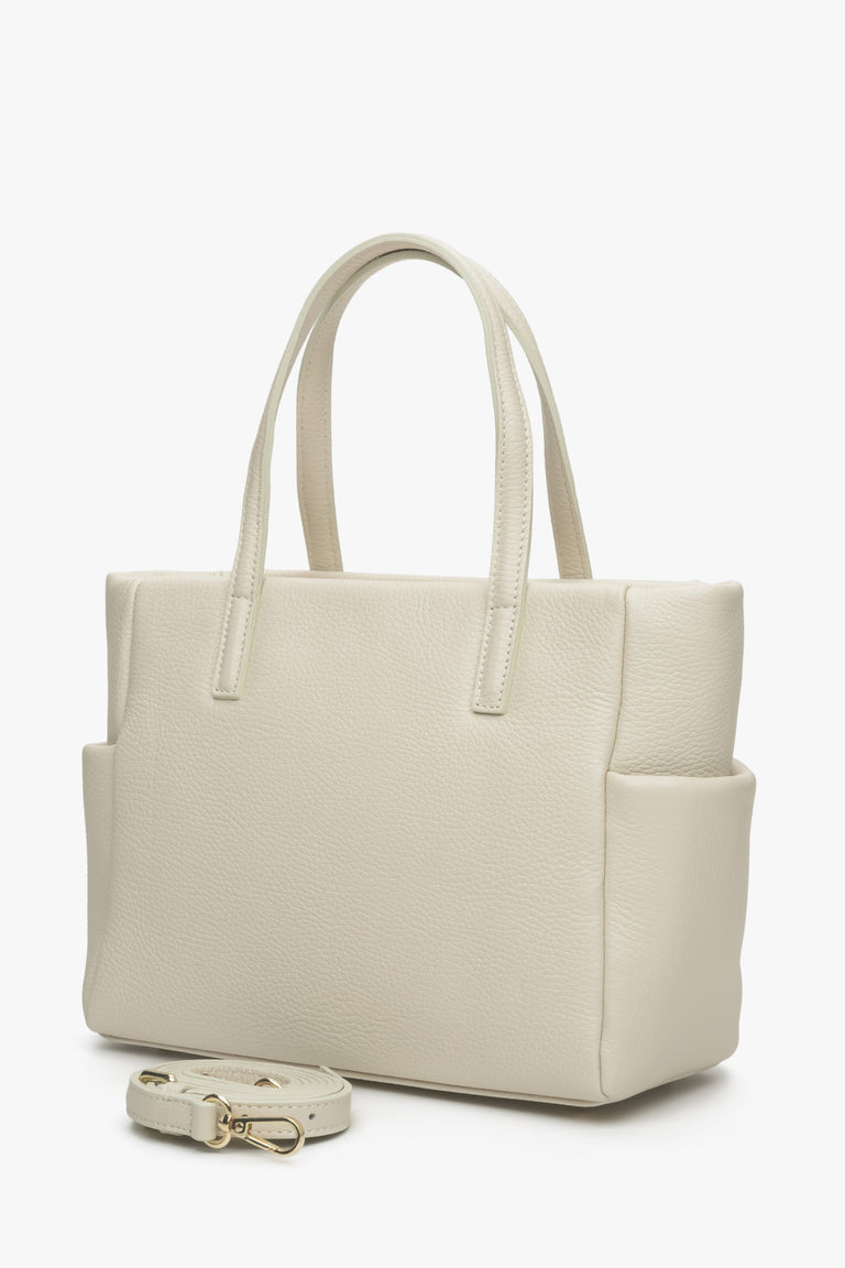 Women's light beige leather handbag made of Italian genuine leather by Estro.