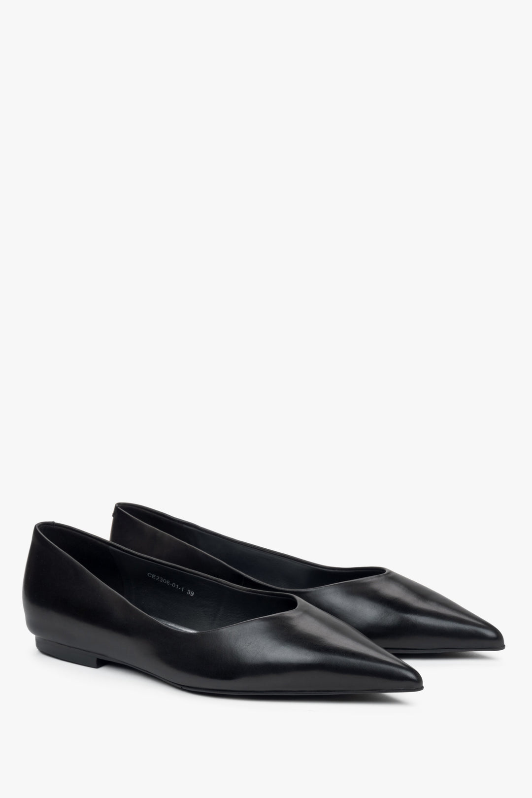 Estro women's black ballet flats with pointed toes made of genuine leather - close-up of the toe tips.