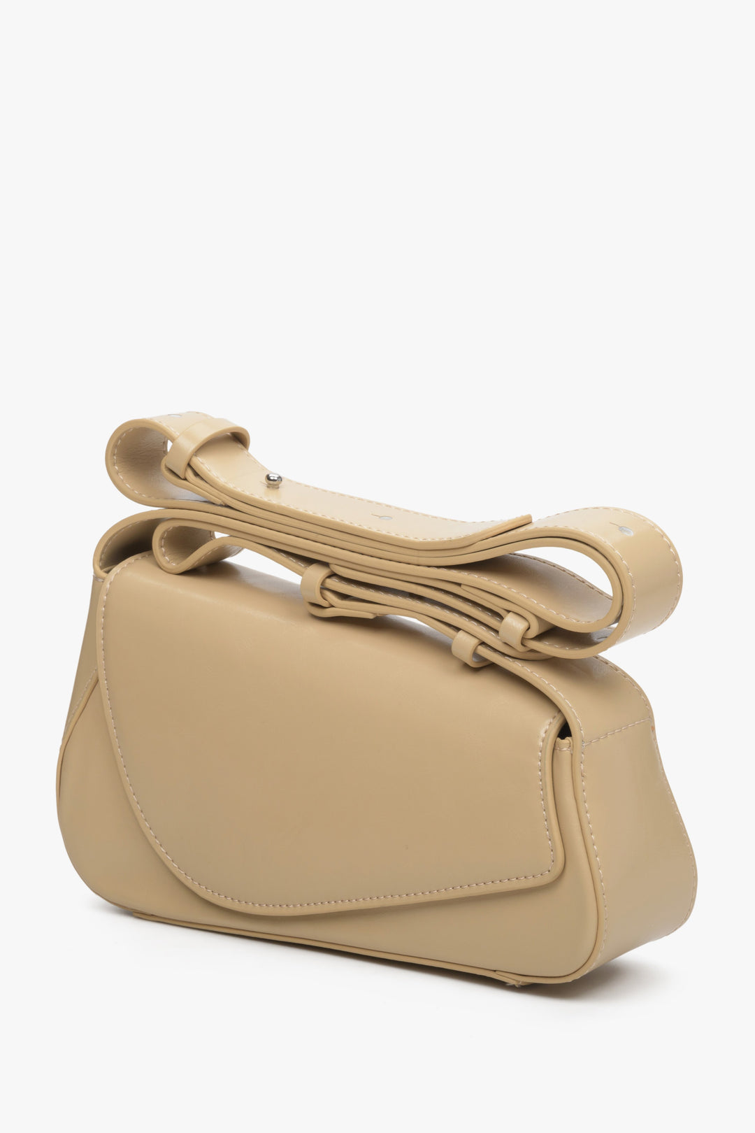 Estro's beige leather women's baguette bag.