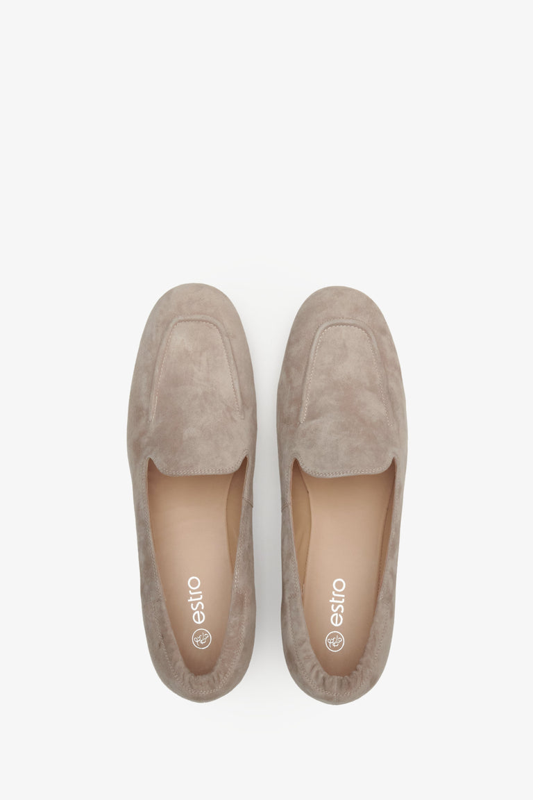 Women's beige Estro moccasins for fall, made of genuine velour - presentation of footwear from above.