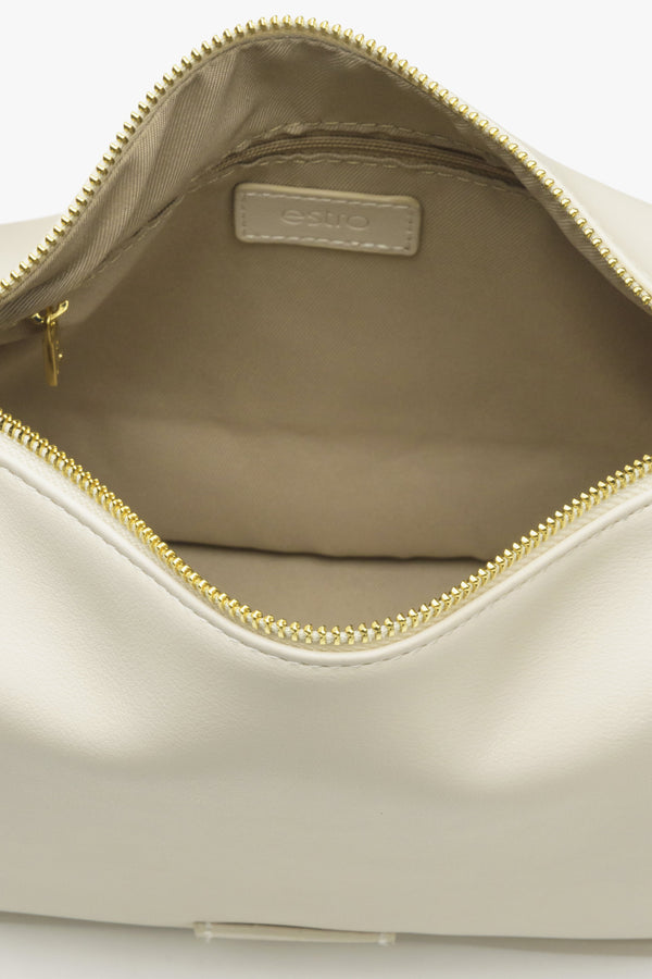 Estro light beige leather women's bag - close-up on the interior of the model.