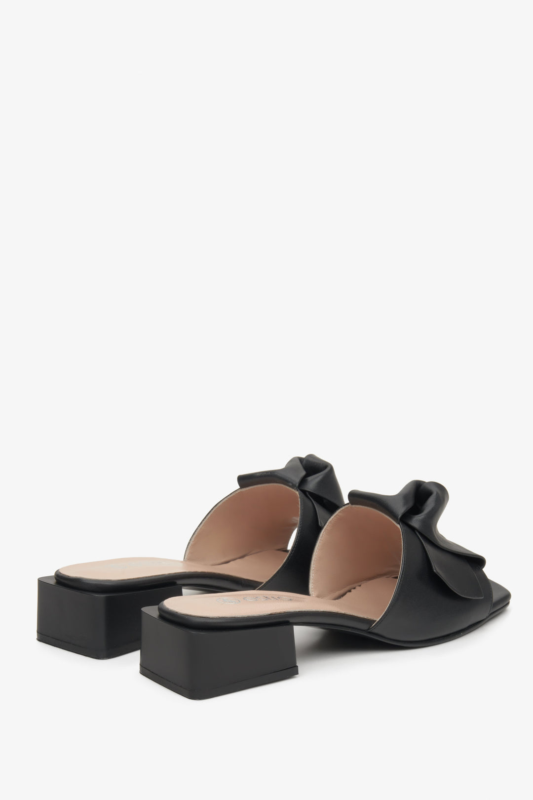 Women's black leather mules with a low heel - presentation of the heel and side profile of the shoes.