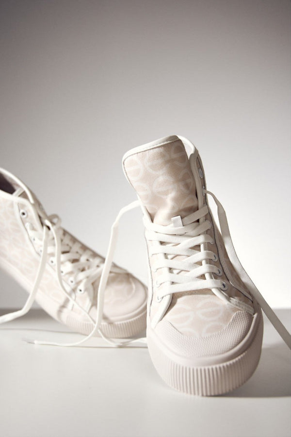 Sporty women's high-top textile white and beige sneakers.