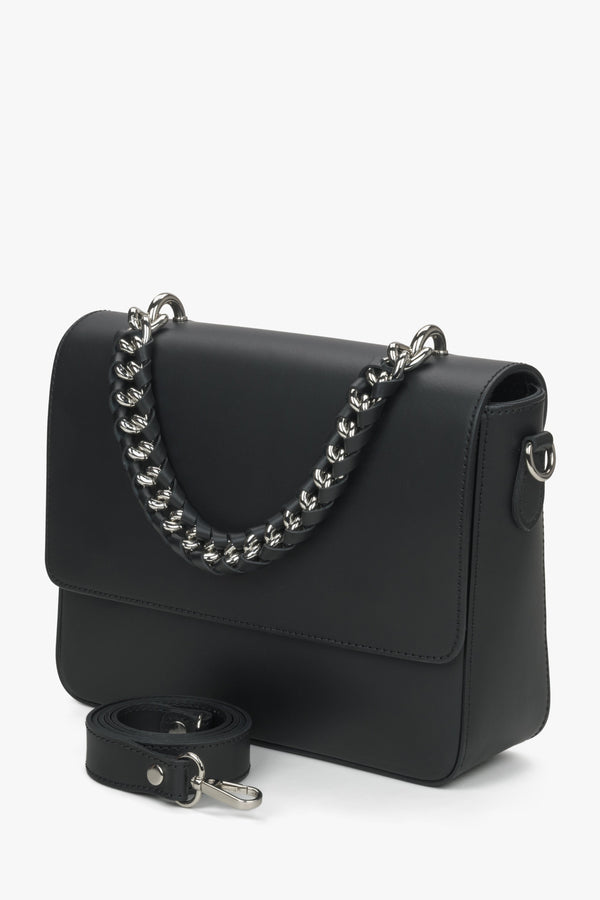 Estro women's black shoulder bag with a chain strap.