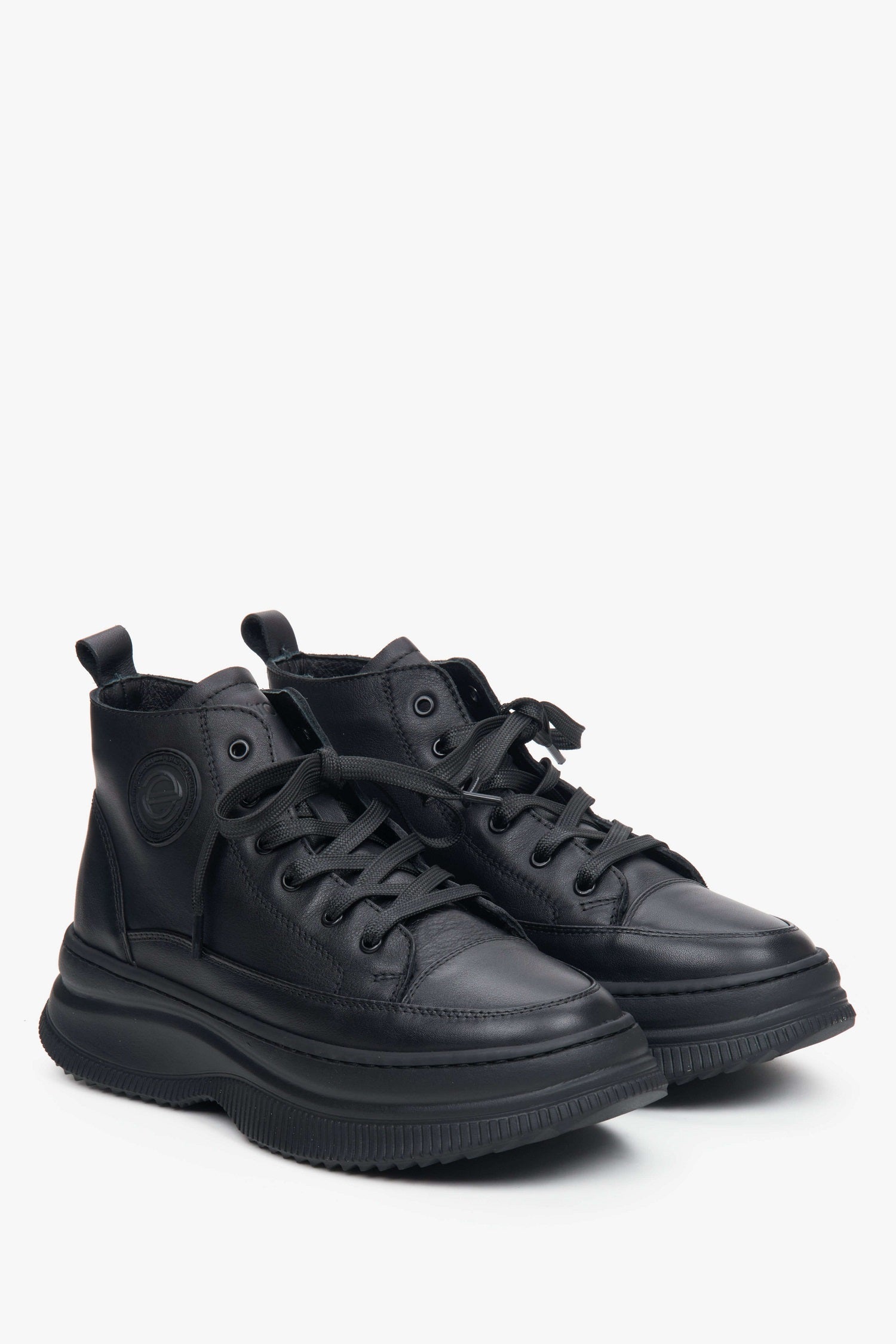 Women's black genuine leather sneakers - presentation of a shoe toe and sideline.