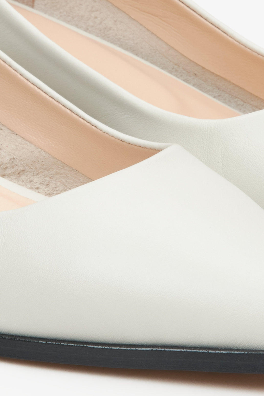 Women's leather light beige pumps by Estro - close-up on the details.