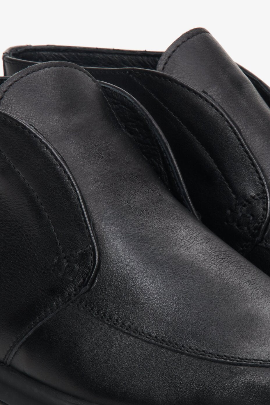 Estro men's leather slip-on shoes in black with visible stitching.
