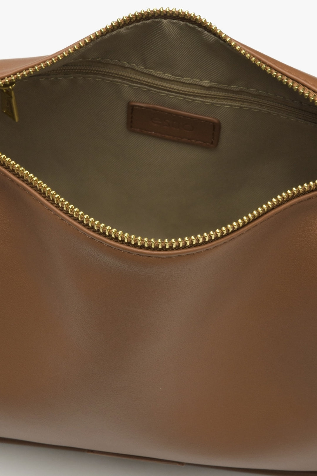 Estro brown leather women's bag - close-up on the interior of the model.