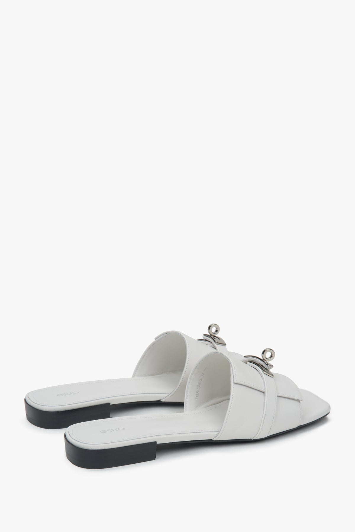 Comfortable white Estro women's slide sandals, decorated with a delicate silver embellishment, ensuring freedom of movement thanks to the flat sole.