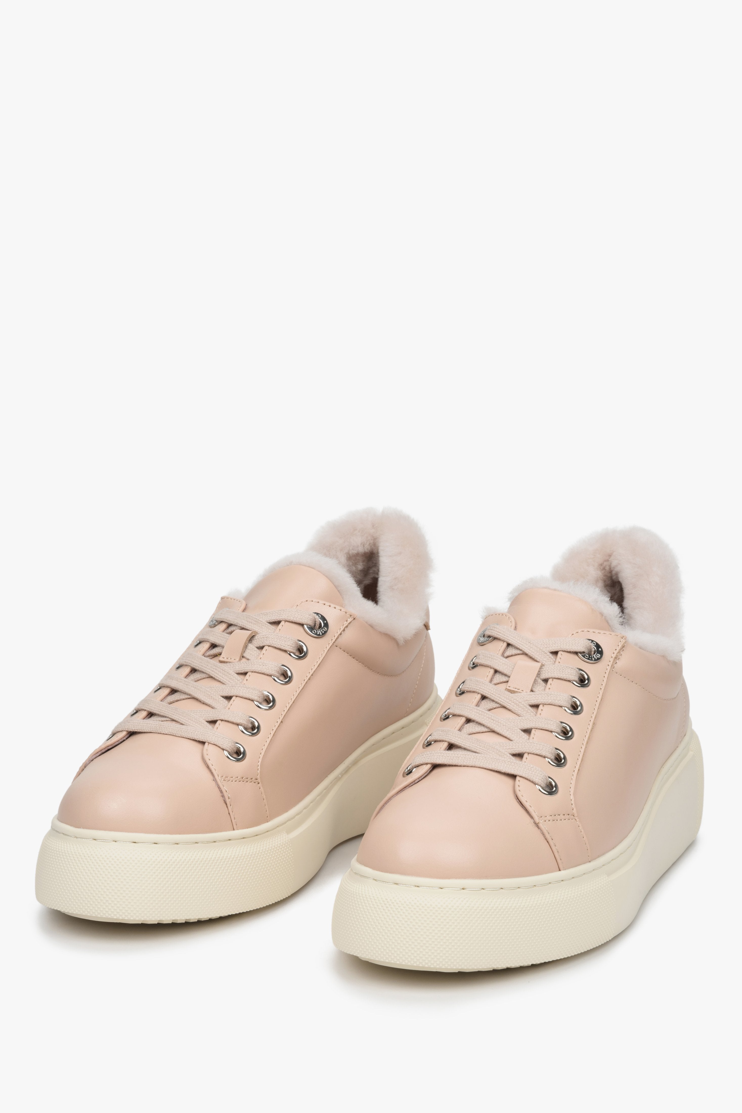 Women's beige insulated sneakers by Estro. Winter model.