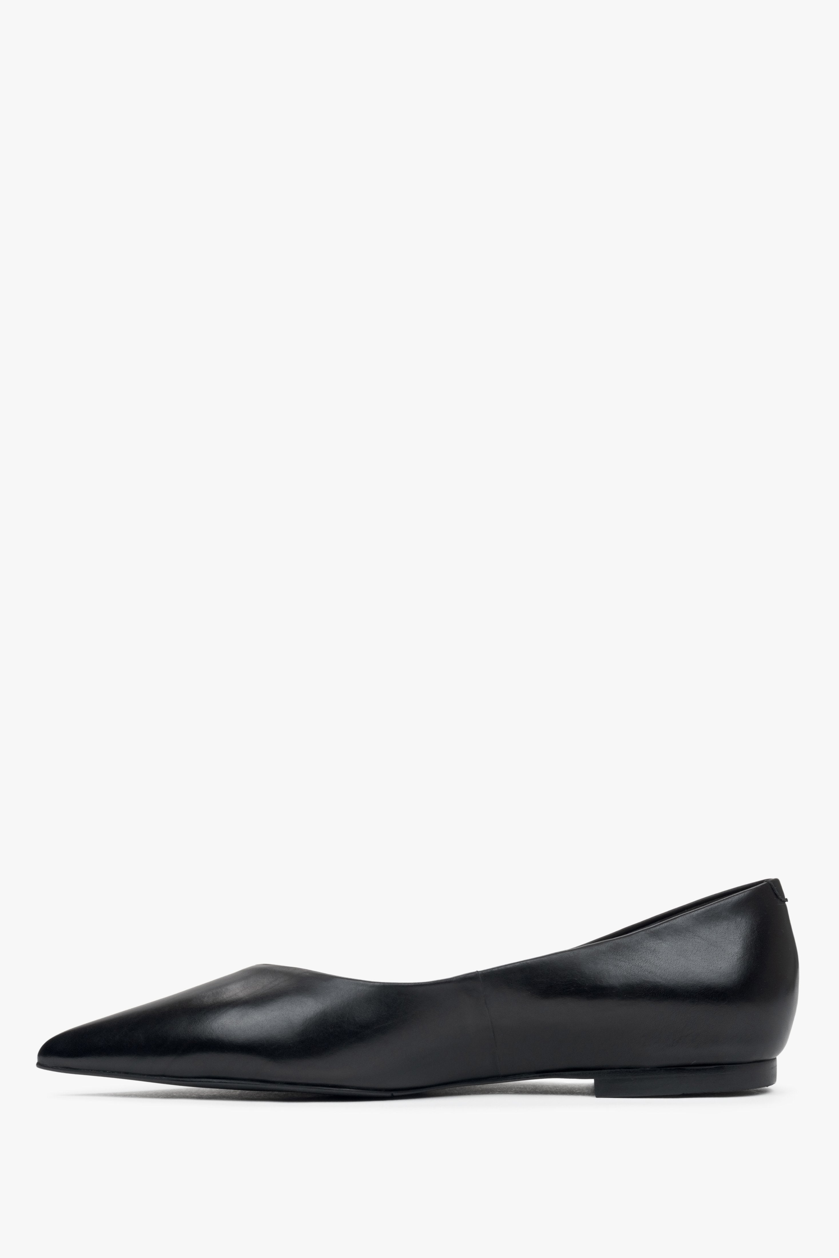 Estro women's black ballet flats made of genuine leather with a narrow pointed toe - side view of the shoe.