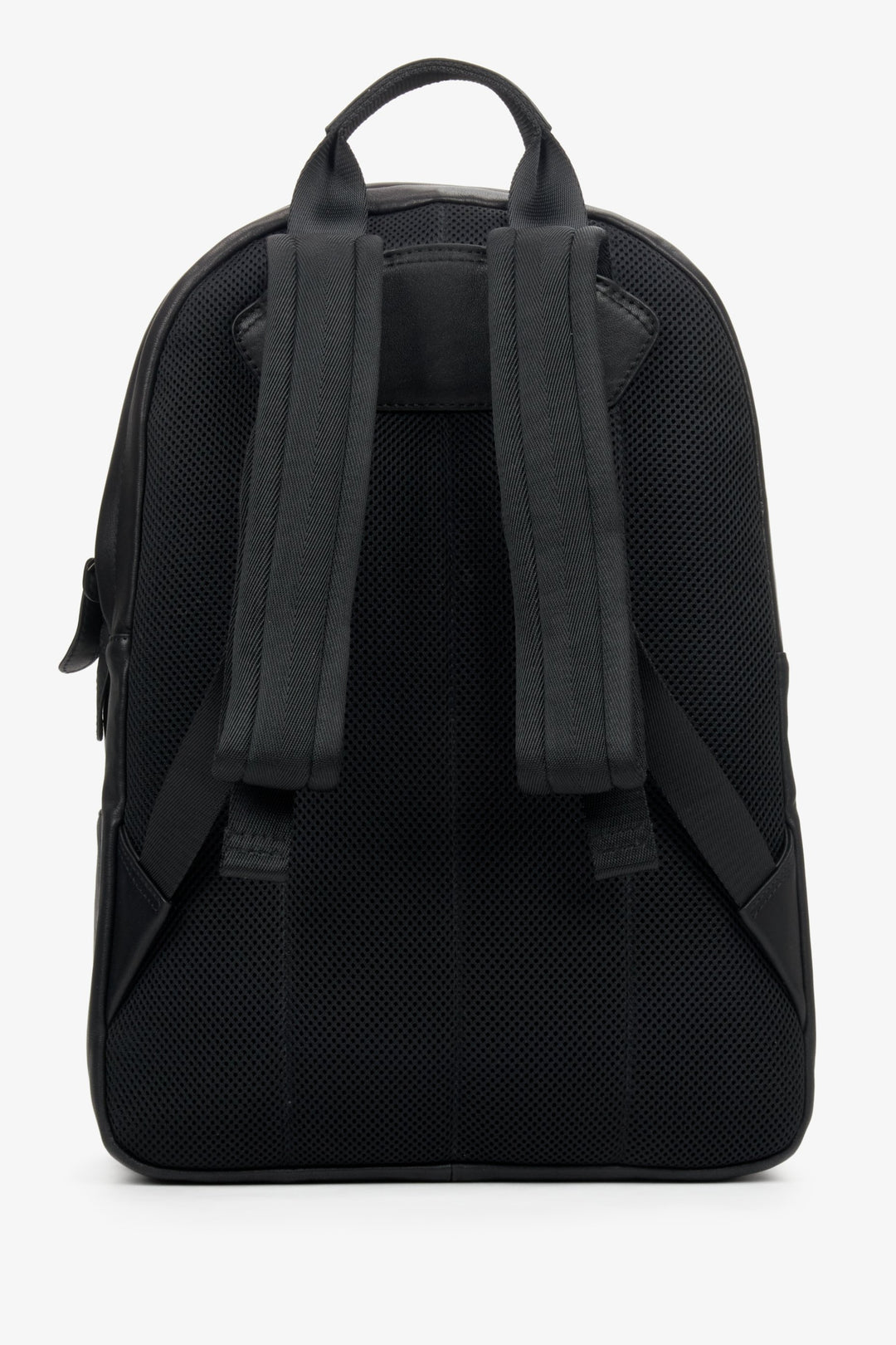 Men's large black backpack made of genuine leather by Estro - close-up on the shoulder straps.