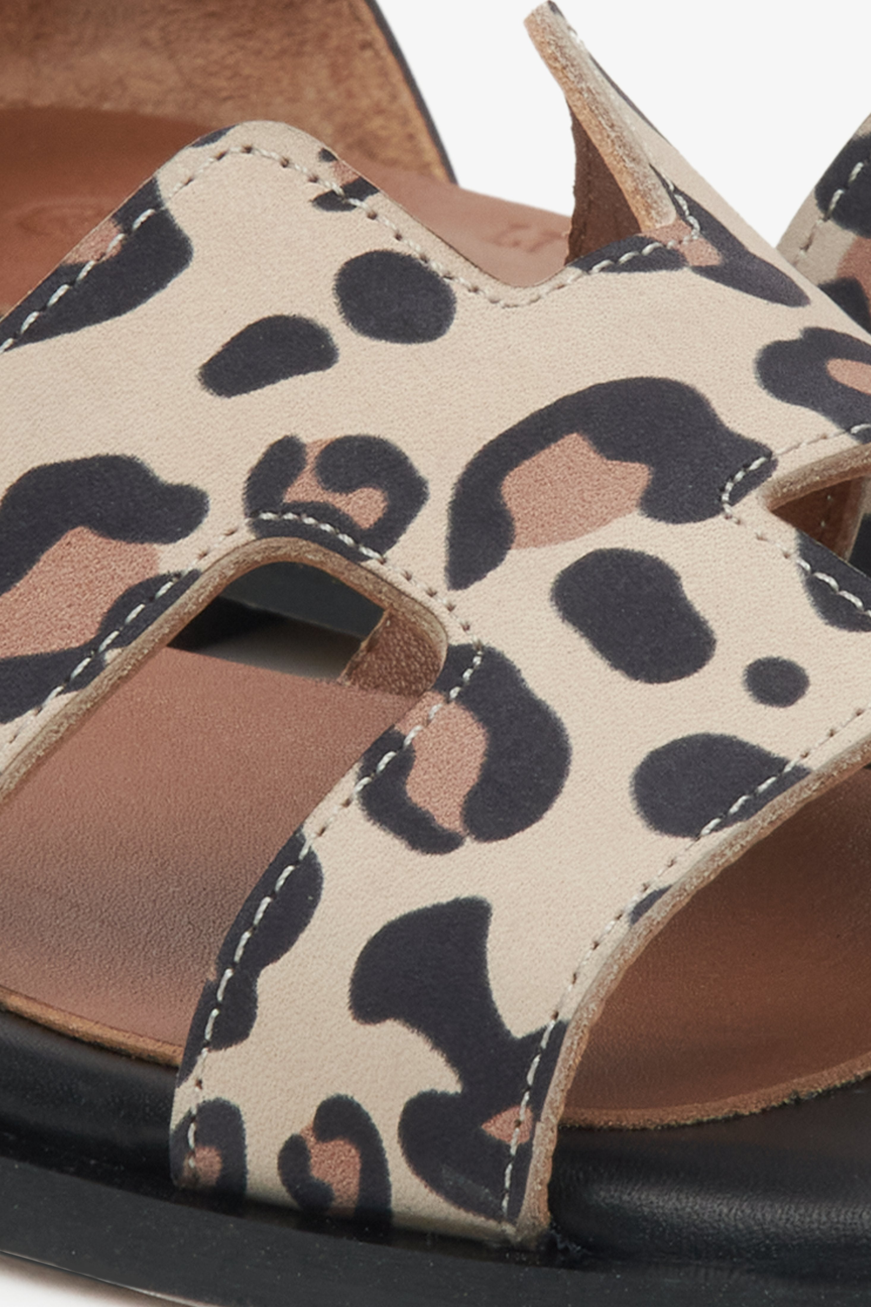 Estro women's leather sandals with an animal print - close-up on detail.