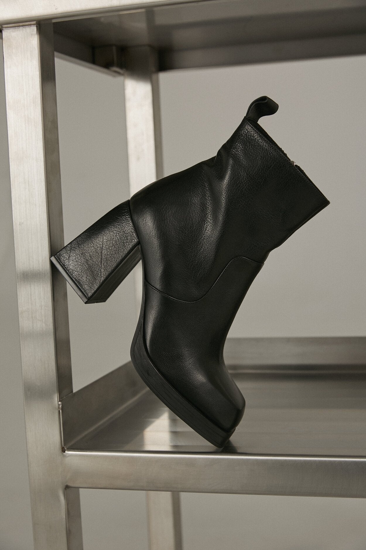 Women's Black Leather Ankle Boots with a Heel Estro ER00112016.