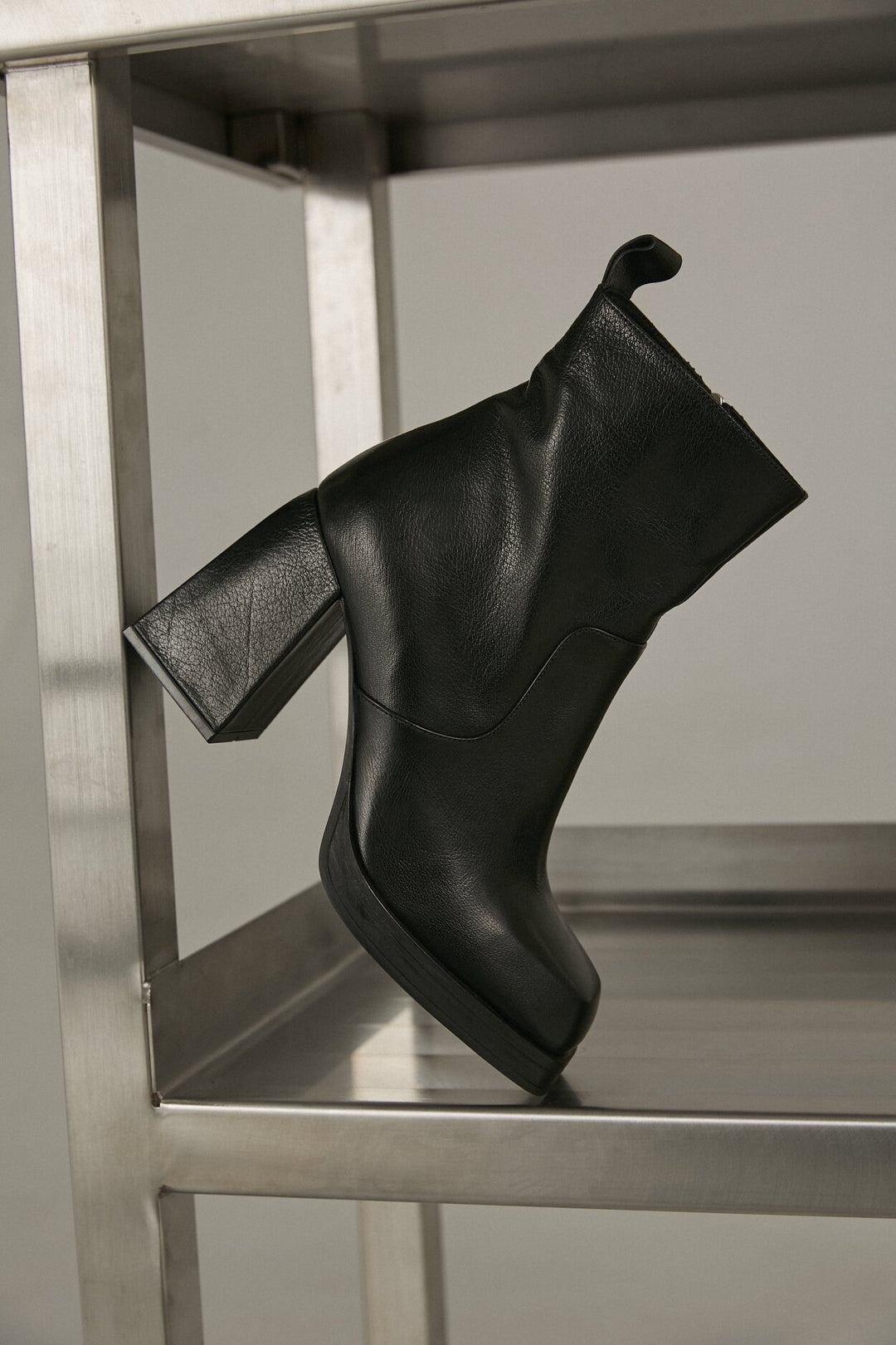 Women's Black Leather Ankle Boots with a Heel Estro ER00112016.