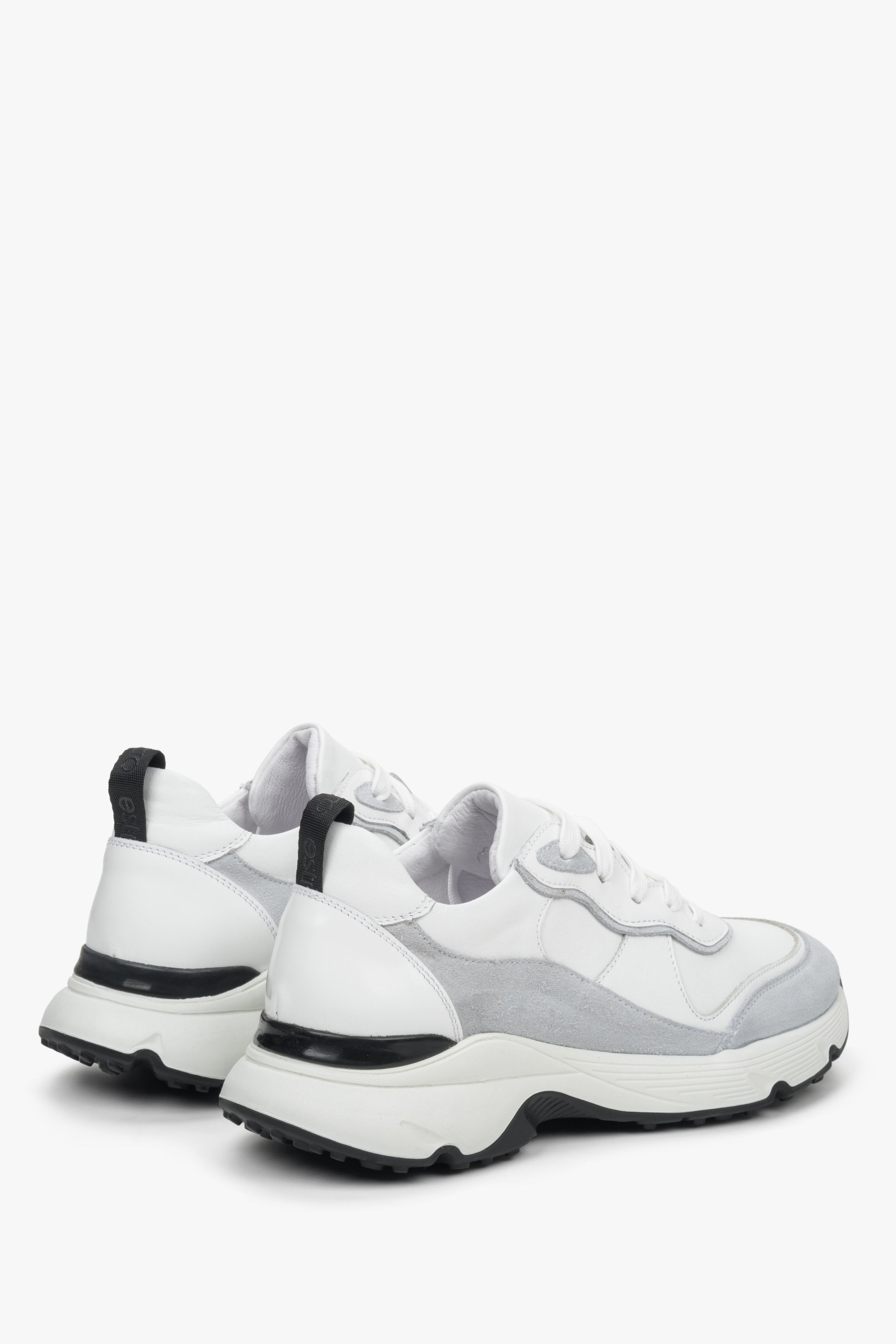 Estro women's sporty sneakers with a higher sole and laces in white.