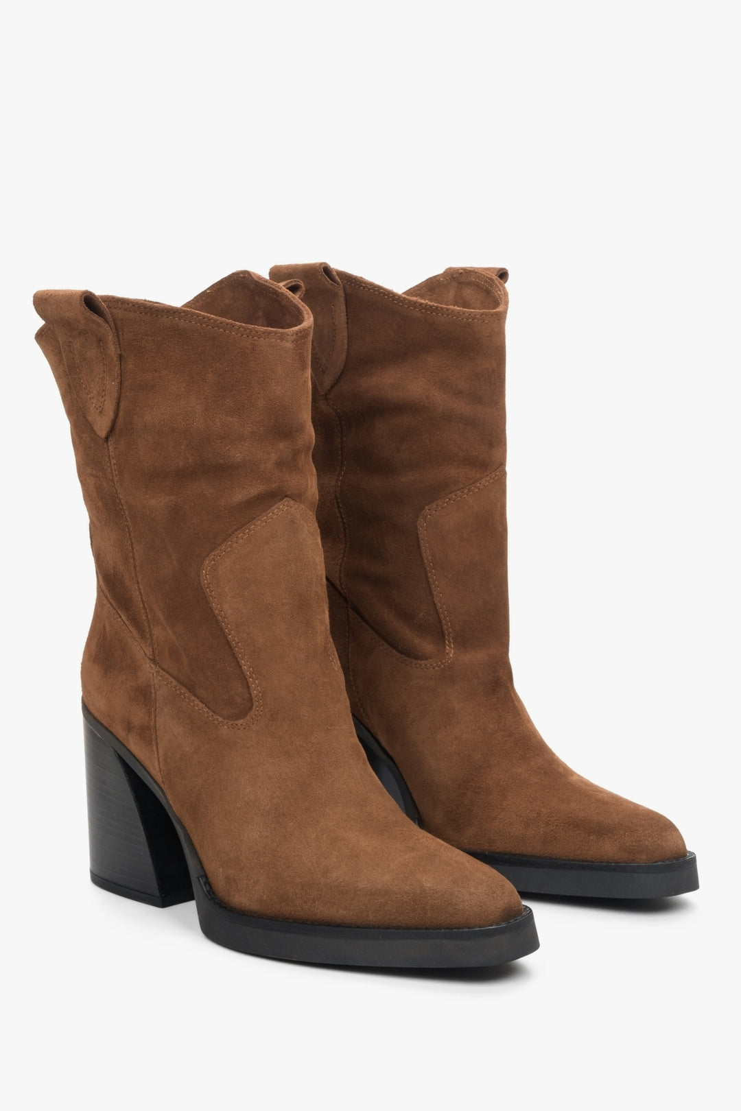 Heeled cowboy boots in brown.