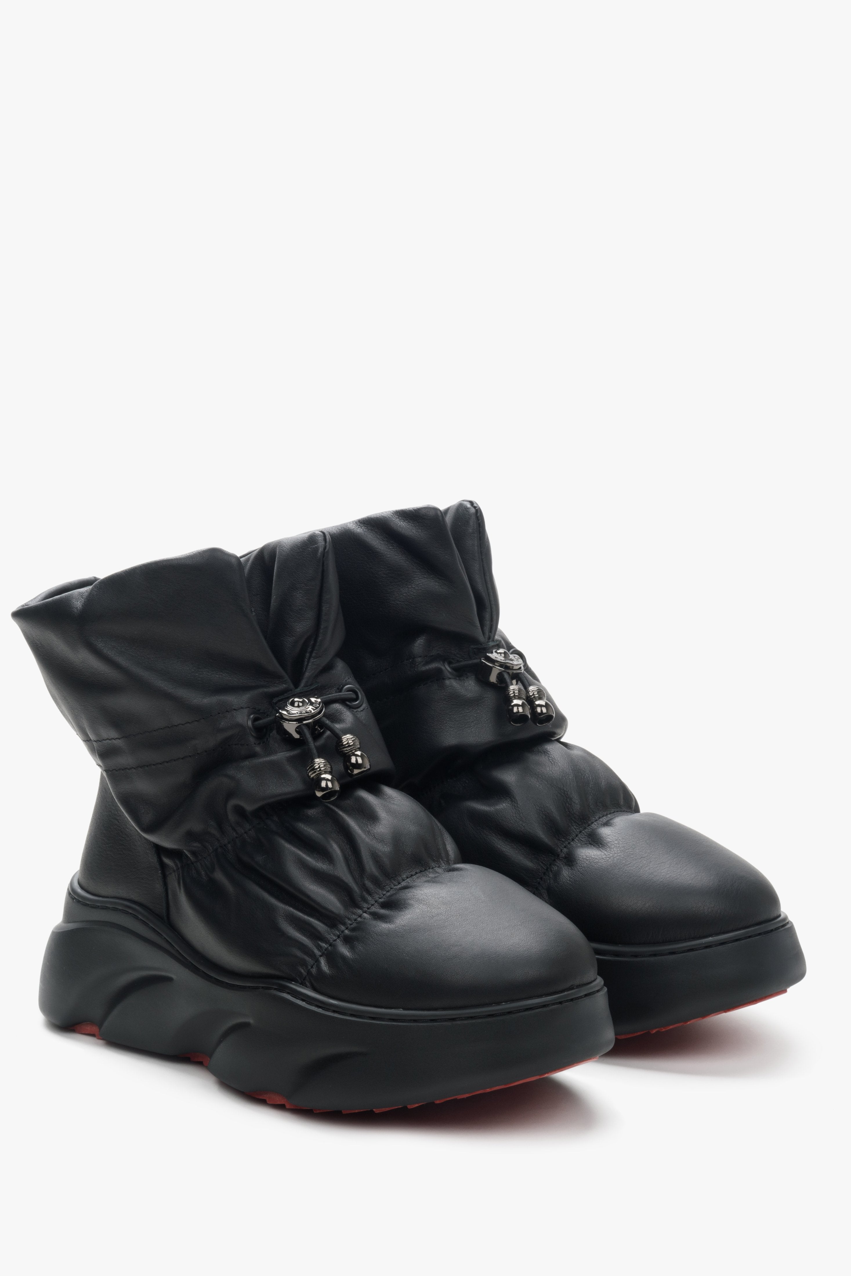 Insulated women's snow boots in black color by Estro.