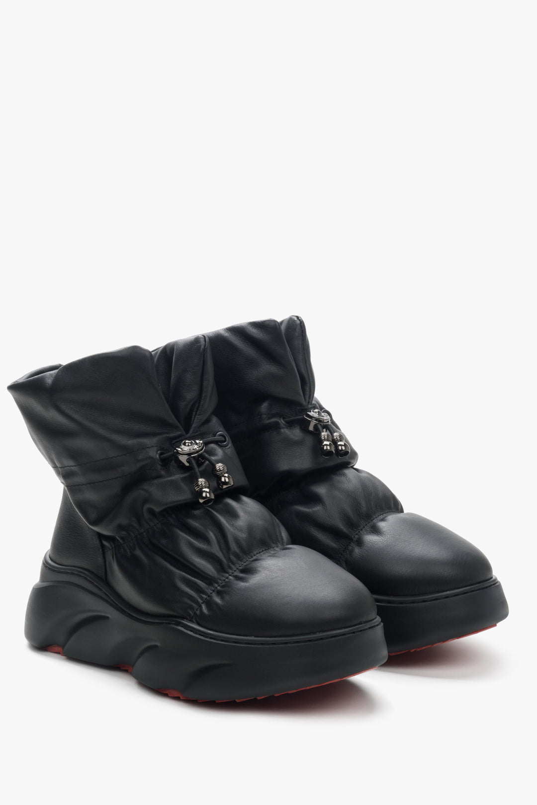 Insulated women's snow boots in black color by Estro.