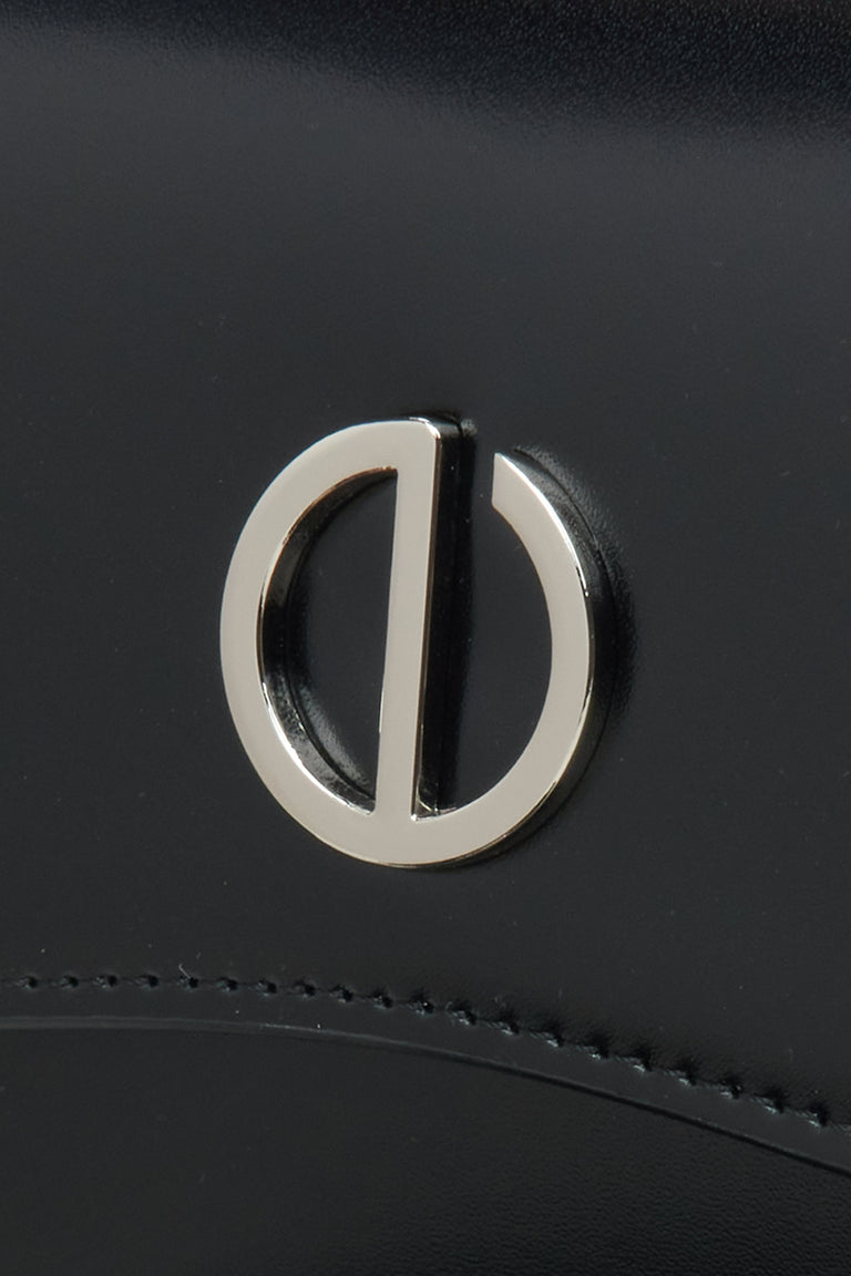 Women's black bag by Estro - close-up of the details.