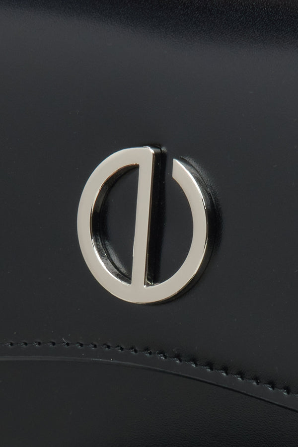 Women's black bag by Estro - close-up of the details.