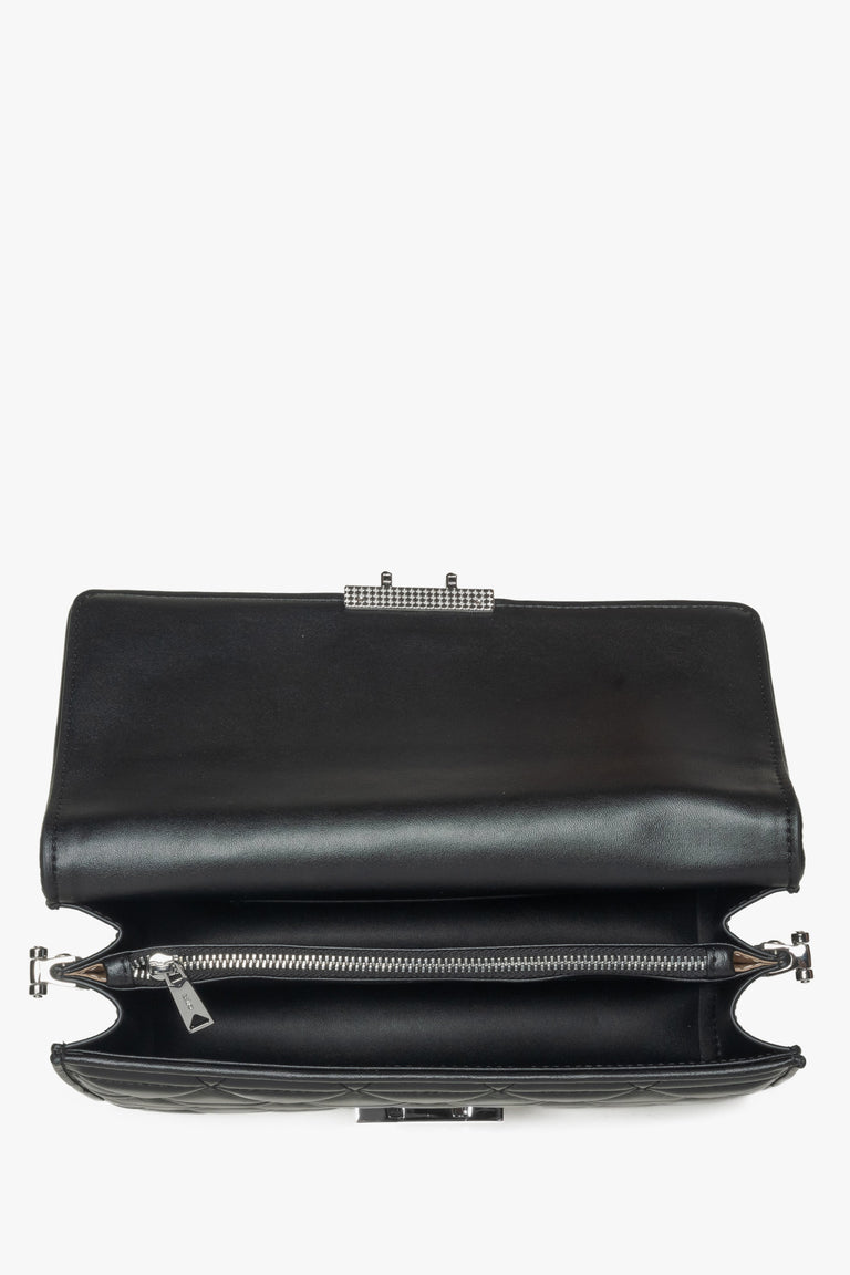 Estro women's black leather shoulder bag - close-up on the interior of the model.