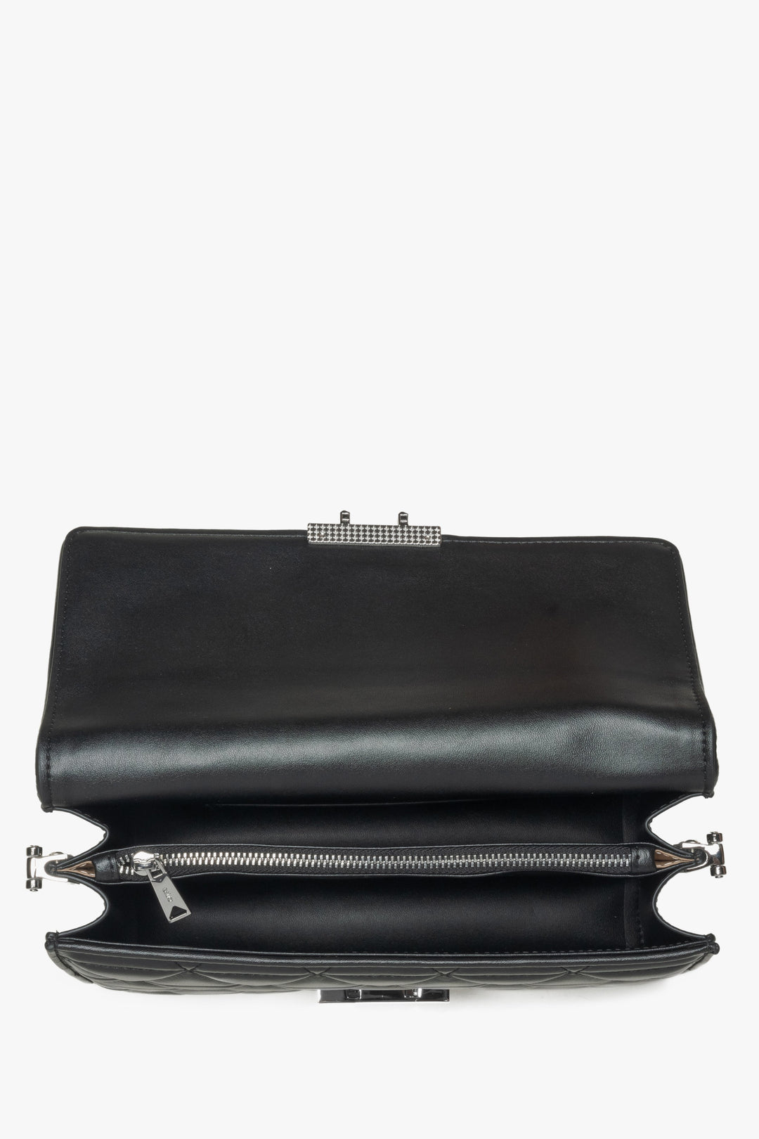 Estro women's  black leather shoulder bag - close-up on the interior of the model.