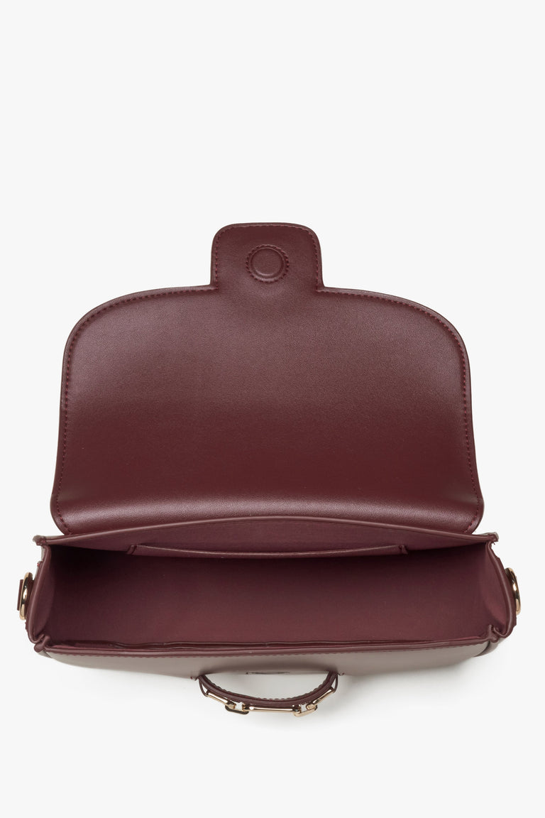 Estro women's burgundy bag with adjustable strap - close-up of the interior.