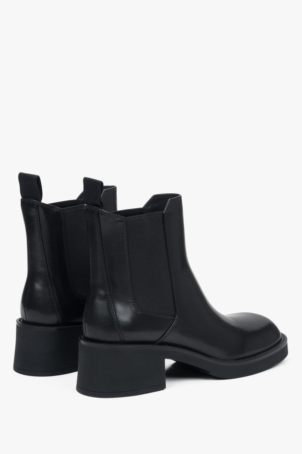 Comfortable women's Chelsea boots with a heel, in black, made of genuine leather by Estro.